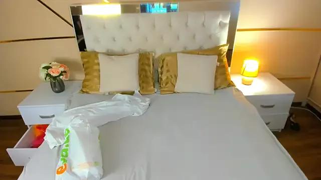 Discover our girls online shows and discover the company of countless livestreamers, with stunning shapes, sex toys and more.