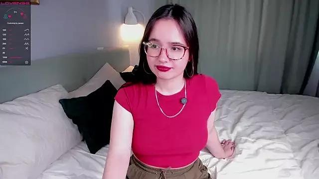 Discover our girls online shows and discover the company of countless livestreamers, with stunning shapes, sex toys and more.