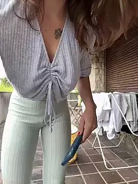 Discover our girls online shows and discover the company of countless livestreamers, with stunning shapes, sex toys and more.