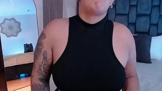 Discover our girls online shows and discover the company of countless livestreamers, with stunning shapes, sex toys and more.