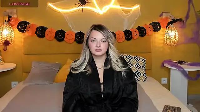 Discover our girls online shows and discover the company of countless livestreamers, with stunning shapes, sex toys and more.