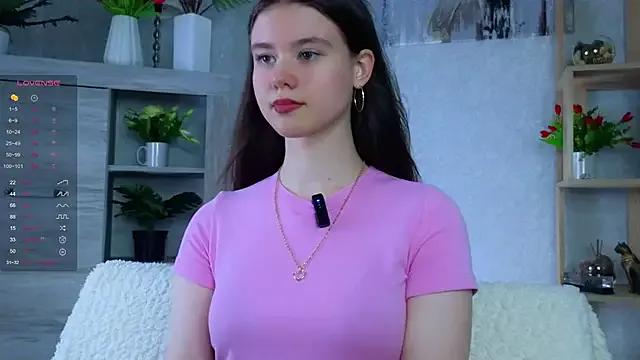 Discover our girls online shows and discover the company of countless livestreamers, with stunning shapes, sex toys and more.