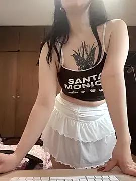 Discover our girls online shows and discover the company of countless livestreamers, with stunning shapes, sex toys and more.
