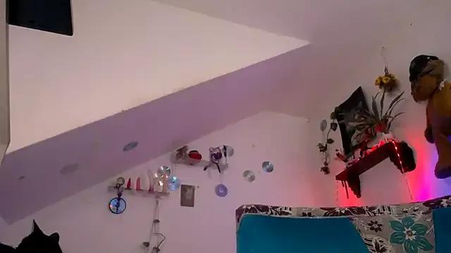 Discover our girls online shows and discover the company of countless livestreamers, with stunning shapes, sex toys and more.