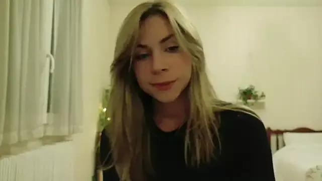 Discover our girls online shows and discover the company of countless livestreamers, with stunning shapes, sex toys and more.