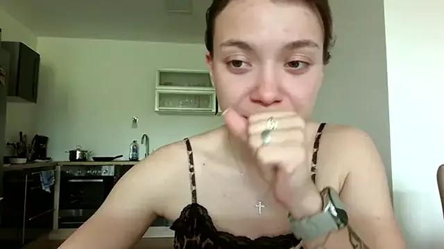 Discover our girls online shows and discover the company of countless livestreamers, with stunning shapes, sex toys and more.