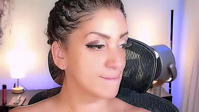 Discover our girls online shows and discover the company of countless livestreamers, with stunning shapes, sex toys and more.