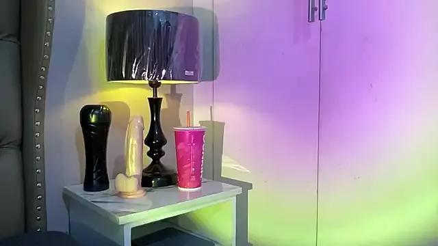 Discover our girls online shows and discover the company of countless livestreamers, with stunning shapes, sex toys and more.