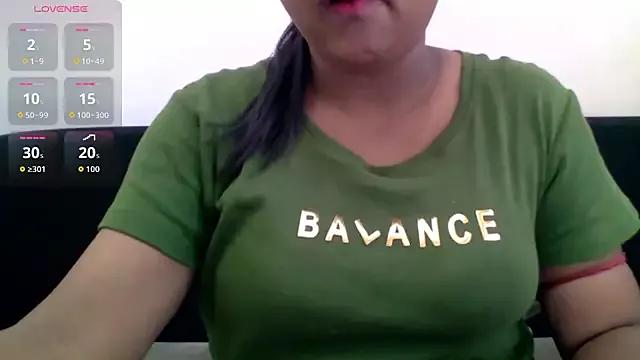 Wow-SexyHoney from StripChat is Freechat