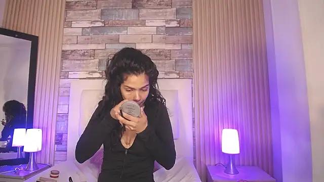 Discover our girls online shows and discover the company of countless livestreamers, with stunning shapes, sex toys and more.