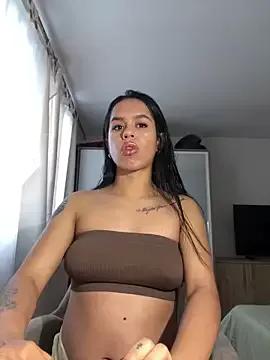 Discover our girls online shows and discover the company of countless livestreamers, with stunning shapes, sex toys and more.