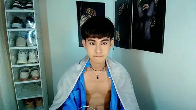 XloverXsiantwink from StripChat is Freechat