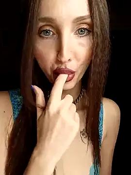 Discover our girls online shows and discover the company of countless livestreamers, with stunning shapes, sex toys and more.