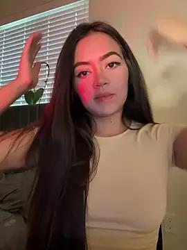 Discover our girls online shows and discover the company of countless livestreamers, with stunning shapes, sex toys and more.