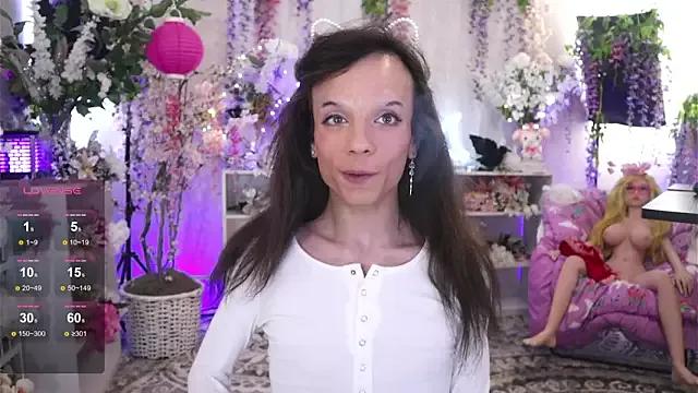 Discover our girls online shows and discover the company of countless livestreamers, with stunning shapes, sex toys and more.