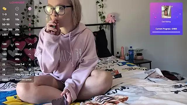 xxNaughtyNicolexx from StripChat is Freechat