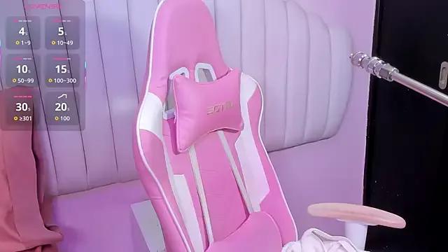 Discover our girls online shows and discover the company of countless livestreamers, with stunning shapes, sex toys and more.