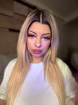 Discover our girls online shows and discover the company of countless livestreamers, with stunning shapes, sex toys and more.