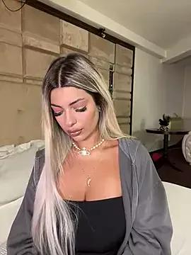 Discover our girls online shows and discover the company of countless livestreamers, with stunning shapes, sex toys and more.