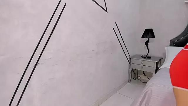 Discover our girls online shows and discover the company of countless livestreamers, with stunning shapes, sex toys and more.