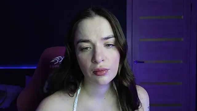 Discover our girls online shows and discover the company of countless livestreamers, with stunning shapes, sex toys and more.