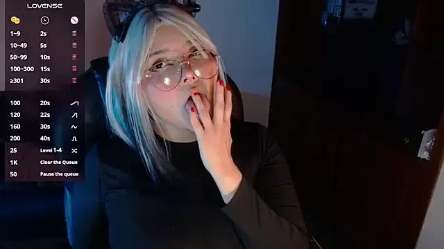 Discover our girls online shows and discover the company of countless livestreamers, with stunning shapes, sex toys and more.