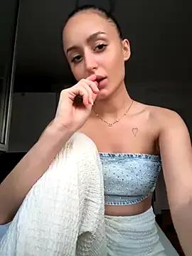 Discover our girls online shows and discover the company of countless livestreamers, with stunning shapes, sex toys and more.