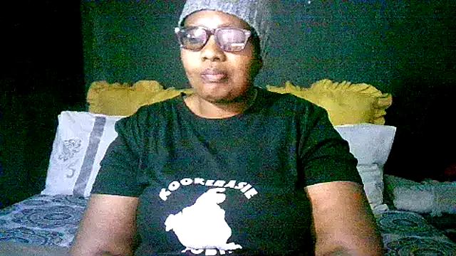 YELLOW_BONE from StripChat