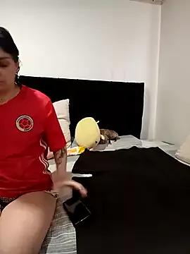 Discover our girls online shows and discover the company of countless livestreamers, with stunning shapes, sex toys and more.