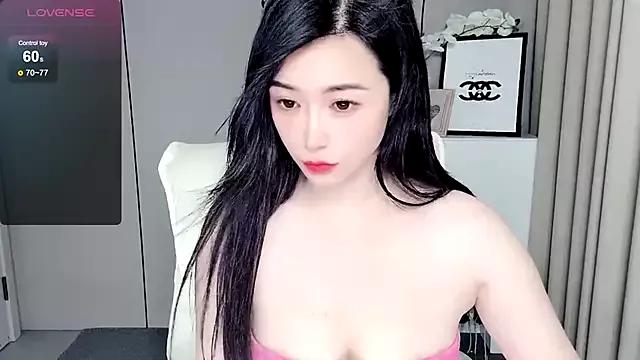 Discover our girls online shows and discover the company of countless livestreamers, with stunning shapes, sex toys and more.