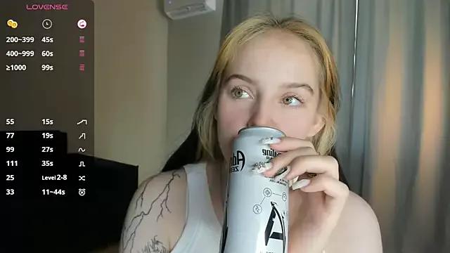 youngloveexe from StripChat is Freechat