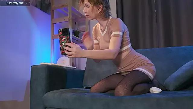 Discover our girls online shows and discover the company of countless livestreamers, with stunning shapes, sex toys and more.