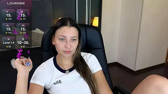 Discover our girls online shows and discover the company of countless livestreamers, with stunning shapes, sex toys and more.