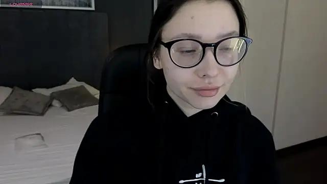 Discover our girls online shows and discover the company of countless livestreamers, with stunning shapes, sex toys and more.
