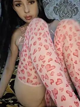 Discover our girls online shows and discover the company of countless livestreamers, with stunning shapes, sex toys and more.