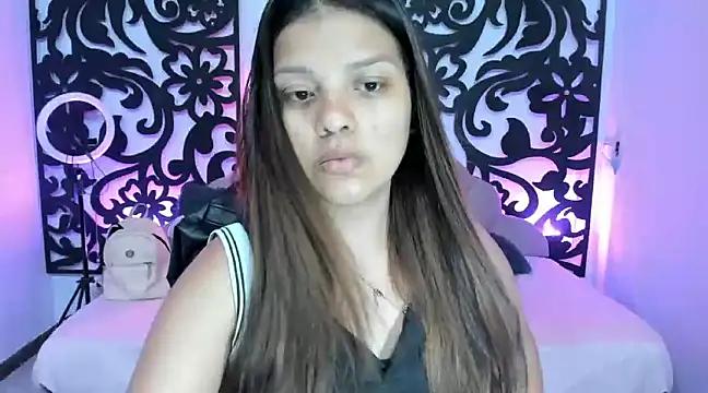 Discover our girls online shows and discover the company of countless livestreamers, with stunning shapes, sex toys and more.