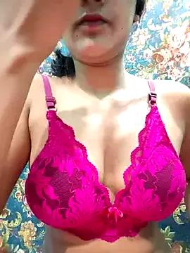 Discover our girls online shows and discover the company of countless livestreamers, with stunning shapes, sex toys and more.