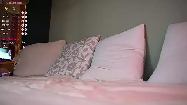 Discover our girls online shows and discover the company of countless livestreamers, with stunning shapes, sex toys and more.