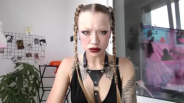 Discover our girls online shows and discover the company of countless livestreamers, with stunning shapes, sex toys and more.
