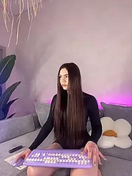 Discover our girls online shows and discover the company of countless livestreamers, with stunning shapes, sex toys and more.