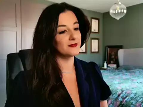 Discover our girls online shows and discover the company of countless livestreamers, with stunning shapes, sex toys and more.