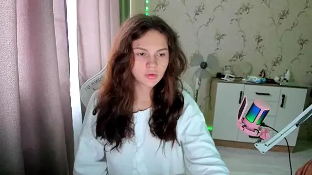 Discover our girls online shows and discover the company of countless livestreamers, with stunning shapes, sex toys and more.