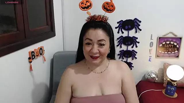 Discover our girls online shows and discover the company of countless livestreamers, with stunning shapes, sex toys and more.