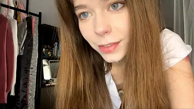YourLittleElfie from StripChat is Freechat