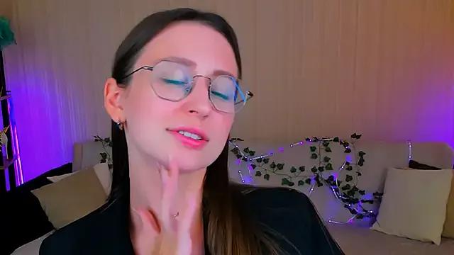 Discover our girls online shows and discover the company of countless livestreamers, with stunning shapes, sex toys and more.