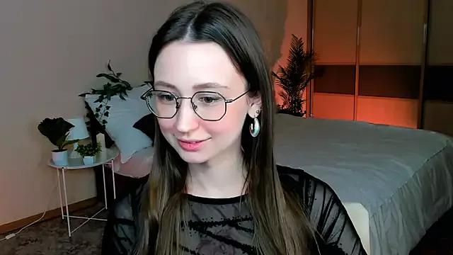 Discover our girls online shows and discover the company of countless livestreamers, with stunning shapes, sex toys and more.