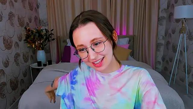 Discover our girls online shows and discover the company of countless livestreamers, with stunning shapes, sex toys and more.