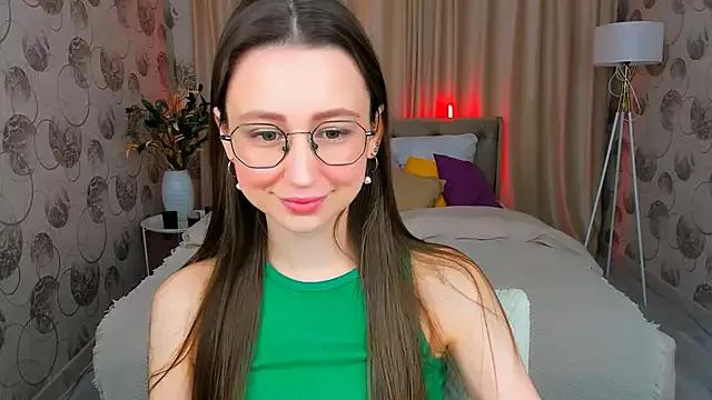 Discover our girls online shows and discover the company of countless livestreamers, with stunning shapes, sex toys and more.