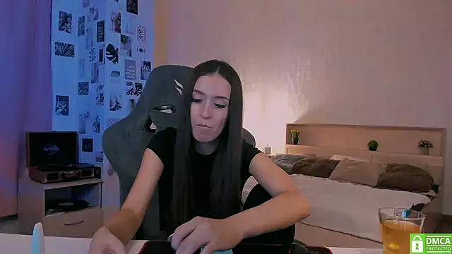 Discover our girls online shows and discover the company of countless livestreamers, with stunning shapes, sex toys and more.