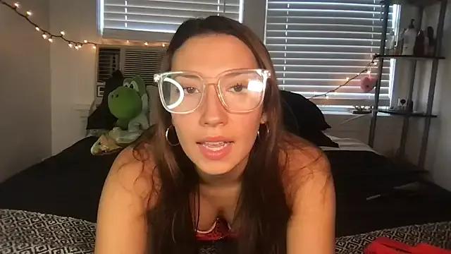 Discover our girls online shows and discover the company of countless livestreamers, with stunning shapes, sex toys and more.